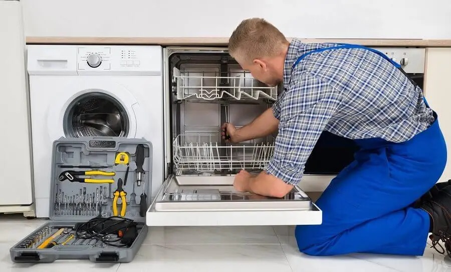 Yığılca Bosch servisi teknisyen ekibi beyaz eşya tamiri yaparken